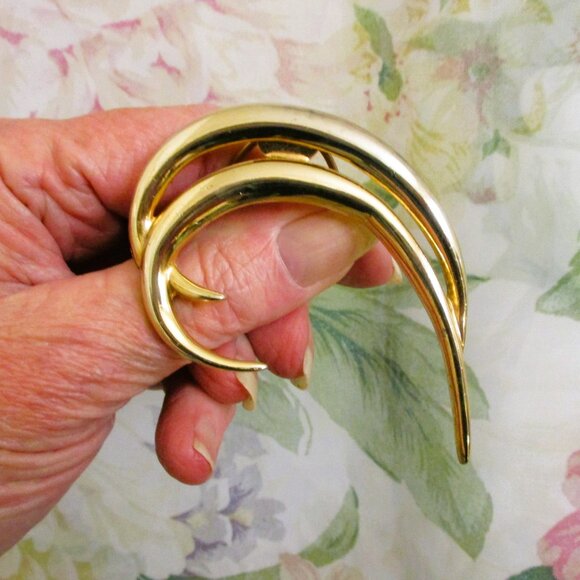 Vintage JERI-LOU Gold Dress Clips: 1960s Swirl & Disk Yellow Gold Scarf Clips - Picture 4 of 15